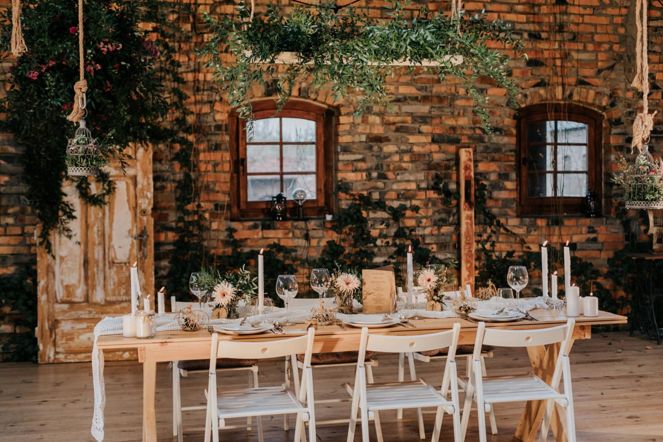 Styl boho w dekoracjach stołu weselnego.