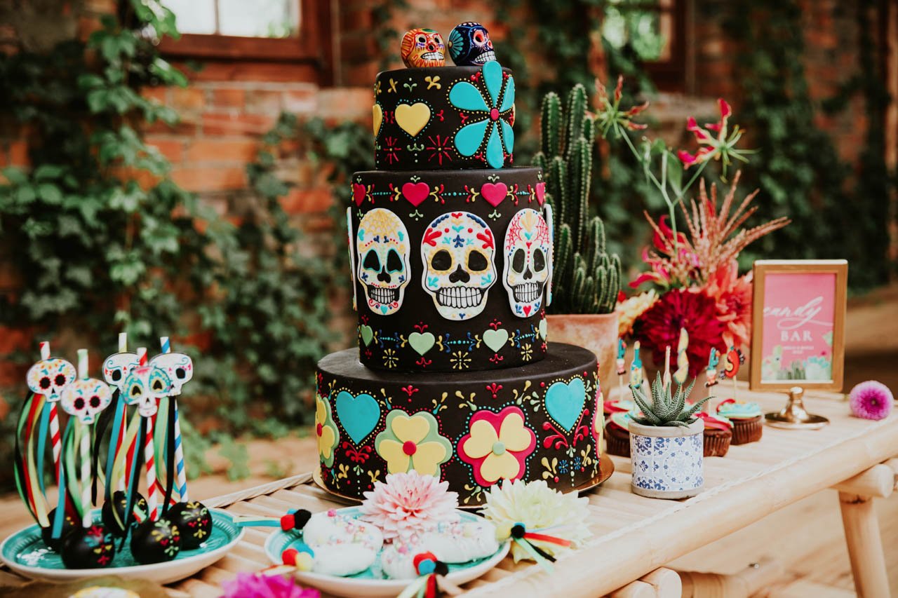 DIY dekoracje stołu weselnego, w tym ręcznie robione ozdoby.