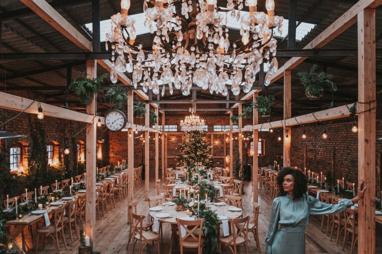 Zdjęcie przedstawia sale weselne Warszawa, kt&oacute;re zachwycają swoim wyjątkowym klimatem. Wystr&oacute;j przyjęcia weselnego został starannie dopracowany, tworząc magiczną atmosferę. Sala bankietowa Warszawie wesele oferuje idealne warunki do organizacji niezapomnianych uroczystości.