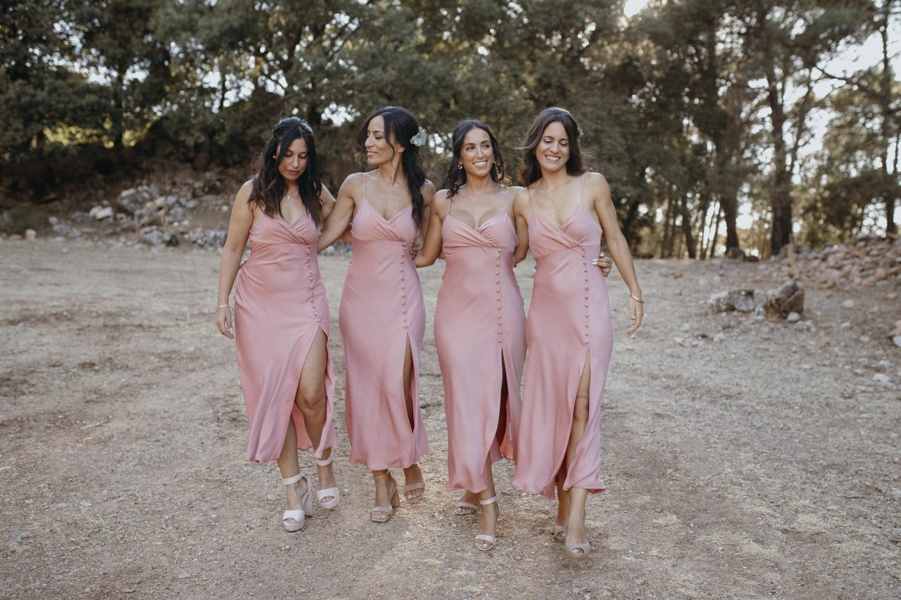 Kolory sukienek dla świadkowej, w tym pudrowy r&oacute;ż.