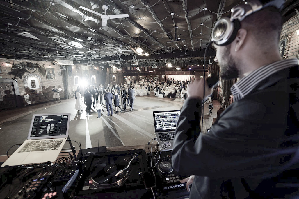 Jak wybrać DJ-a na wesele? Poradnik dla par młodych