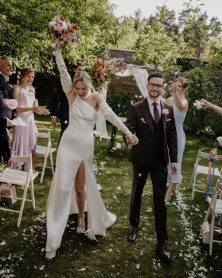 Basiu i Michale, dziękujemy że pozwoliliście nam być częścią tego dnia 🤍

Zanim to wszystko się zaczyna confetti, długi st&oacute;ł, kwiaty kt&oacute;re florystka układała od rana, goście kt&oacute;rych nie widziałeś od lat - jest ten jeden spokojny moment kiedy są tylko we dwoje.

A potem znowu, już po wszystkim. Welon leci na wietrze, ona się śmieje, on trzyma ją za rękę.

U nas możecie mieć ceremonię w ogrodzie, długi st&oacute;ł i tę ciszę - przed i po.

fot. @camerafolks_com

#cicha23 #wesele #weselewarszawa #weddingday