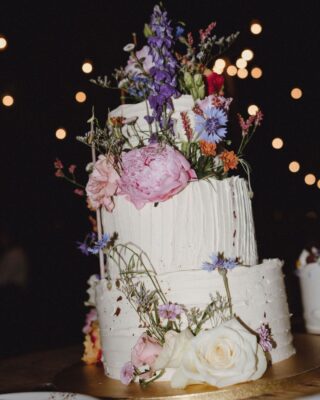 Tort weselny to jedyna rzecz na weselu, kt&oacute;rą najpierw jesz oczami. 🍰
Widzimy ich setki w każdym sezonie - i za każdym razem zaskakuje nas to, ile o parze m&oacute;wi ich wyb&oacute;r tortu. Jedni chcą klasycznie, biało, elegancko. 
Inni wybierają te z żywymi kwiatami, dzikimi kolorami, coś czego jeszcze nie było.

Najlepsze torty to te, kt&oacute;re wyglądają jakby ktoś włożył w nie kawałek siebie. 
I na tych zdjęciach widać to idealnie.

📷 (1) Wonderfull Wedding 

#cicha23 #wesele #tortweselny #weselewarszawa #weddingcake