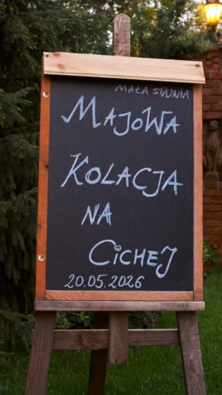 Kiedy planowaliśmy pierwszą Majową Kolację, nie wiedzieliśmy czego się spodziewać.

Wiedzieliśmy tylko tyle - chcemy wystawić st&oacute;ł w ogrodzie Małej Stajni, zaprosić ludzi kt&oacute;rzy się nie znają i zobaczyć co się stanie.
Potem było tak: planowaliśmy skończyć o 22. Gramofon miał inne plany. Ktoś przy stole powiedział &ldquo;jeszcze jedno wino&rdquo; i nagle okazało się że to zdanie jest zaraźliwe. Piąte danie wjechało kiedy już myśleliśmy że nie zmieścimy - zmieściliśmy. Ostatni gość wyszedł kiedy świece dogasały same. Następnego dnia mieliśmy pełną skrzynkę wiadomości z jednym pytaniem. Kiedy następna?

Odpowiadamy: lipiec. Nowe menu, nowy sezon, ten sam st&oacute;ł. Szczeg&oacute;ły wkr&oacute;tce 💐

#cicha23 #kolacjenacichej #malastajnia #eventwarszawa