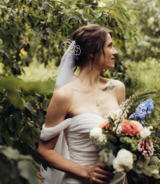 Kate i Andrew wybrali naszą szklarnię i trudno im się dziwić.

Ceremonia w ogrodzie wśr&oacute;d drzew, a potem kolacja przy okrągłych stołach w szklarni pełnej paproci, lampek i kwiat&oacute;w kt&oacute;rych kolory pamiętamy do dziś.
Uwielbiamy takie wesela - kameralne, kolorowe i zrobione dokładnie tak jak para chciała.

#cicha23 #kimuraglamping #szklarnia #kameralnewesele #weselewarszawa