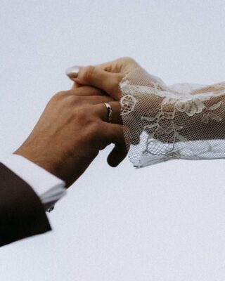 Wiecie co zostaje nam po weselach? Nie zdjęcia sali. Nie dekoracje. Takie momenty. Dłoń na dłoni, spojrzenie w lampkach, cisza między dwojgiem ludzi kt&oacute;rych tego dnia ogląda sto os&oacute;b.

To są nasze ulubione kadry 🤍

#cicha23 #wesele #weselewarszawa #weddingday #fotografiaweselna
