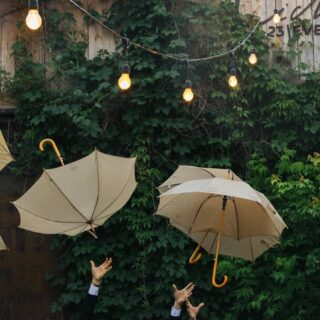 Wesele Natalii i Wojciecha miało być pod gołym niebem. A potem spadł deszcz. 🌧️

I wiecie co? Nikogo to nie obeszło. Natalia tańczyła w deszczu w sukni za kt&oacute;rą większość ludzi by się schowała. Wojciech śmiał się tak jakby to był najlepszy scenariusz jaki m&oacute;gł sobie wymarzyć. A goście? Goście dołączyli.

Są wesela kt&oacute;re idą idealnie według planu. I są takie kt&oacute;re idą lepiej niż plan - bo deszcz, bo emocje, bo ludzie kt&oacute;rzy postanowili że nic im tego wieczoru nie zepsuje.
Natalia i Wojciech - jedno z tych wesel kt&oacute;re opowiadamy innym parom kiedy pytają &ldquo;a co jeśli będzie padać?&rdquo; 🤍

#cicha23 #wesele #weselewarszawa #weddingday #fotografiaweselna