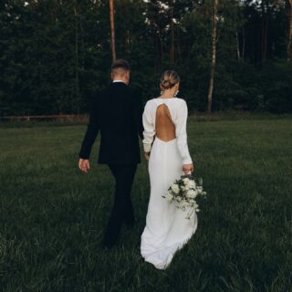Natalia i Marcin przyszli do nas z wizją kt&oacute;ra nas urzekła  cytryny, ż&oacute;łte akcenty i st&oacute;ł kt&oacute;ry pachniał latem. 🍋

Są pary kt&oacute;re zaskakują nas dekoracjami i są takie kt&oacute;re zaskakują nas sobą. Natalia i Marcin zrobili jedno i drugie. Byli spokojni, uśmiechnięci i dokładnie tacy jakimi chcieli być tego dnia.

A cytryny? Pasowały do nich idealnie 🤍

Wedding planner: @weselezfantazja | Fot. @marite_photo | Bukiet: @flyflowers.pracownia

#cicha23 #wesele #weselewarszawa #weddingday #fotografiaweselna