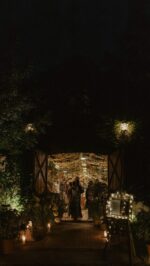 Za każdą piękną salą stoją ludzie. Tak wyglądał zesp&oacute;ł, kt&oacute;ry stworzył Wiecz&oacute;r na Cichej. 🌜

W Małej Stajni: kawa z @serio.coffeespot , żywe skrzypce @maria.dudz.violin , papeteria od @oh.paper , @panodslubow i parkiet prowadzony przez @djkajetankukiela. 

W Dużej Stajni: kwiaty od @hibiskuspl , @thecarbarevent , DJ @djpiotrekbabinski , żywe ilustracje od @sylwia_lewandowska_art , brzmienie @plaster.miodu.music, @saganowska_mistrz_ceremonii 

W Szklarni: pleciona magia od @plecionebymary i DJ @djbartoszwinciorek . A do tego pizza prosto z pieca od @festadellapizza_,  lody od @dwie.kulki catering @cateringkregliccy i @panstwo_barmanstwo 

Każdy moment uwiecznili: @bmk.photo, @camerafolks_com, @kamilwojtak, @super8_wera, @sebastianadamkiewicz.pl, @nieulotnehistorie, @now_wedding_films 

Nasz wiecz&oacute;r zakończyły @zlosnice_ 🫶🏼

Zabrakło Cię? A może właśnie planujesz swoje wydarzenie na Cichej? Napisz do nas DM i um&oacute;w się na oglądanie.

#cicha23 #wieczornacichej #slubplenerowy #weselewarszawa #slub