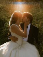Cicha jest zielona. To dość oczywiste&hellip; 
Tego dnia zieleń dostała jednak bardzo mocną konkurencję. 💖

R&oacute;żowe, malinowe i bordowe kwiaty wyznaczyły miejsce ceremonii, wr&oacute;ciły w bukiecie i prowadziły przez kolejne kadry. Na tle lasu wyglądały jeszcze intensywniej. Jeden zdecydowany pomysł wystarczył, żeby dobrze znana przestrzeń pokazała zupełnie inną stronę.

I właśnie to lubimy w Cichej. Nasze miejsce ma własny charakter, ale zostawia dużo przestrzeni na Wasze kolory, pomysły i historie.

Tym razem należała ona do Joanny i Jack&rsquo;a. 🫶🏼

Dekoracja: @rozkwit_kwiaty 
Zdjęcia: @ericrene.penoy 

#cicha23 #slubwplenerze #weselepodwarszawa #miejsceanawesele #weselewlasku