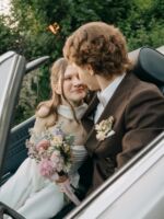 W Cichej od chwili tylko we dwoje do spotkania ze wszystkimi bliskimi jest zaledwie kilka krok&oacute;w. 💞

Alicja i Norbert najpierw znaleźli w ogrodzie miejsce na wymianę list&oacute;w. P&oacute;źniej ten sam ogr&oacute;d wypełnili goście, a oni wr&oacute;cili do nich już jako małżeństwo.

W Dużej Stajni nasze drewniane stoły ozdobiły pastelowe kwiaty i kolorowe świece. R&oacute;ż, błękit i lila pięknie odnalazły się między cegłą a zielenią. Na zdjęcia wystarczył kr&oacute;tki spacer po terenie Cichej, choć kabriolet też miał w tej historii swoje miejsce.

Tak lubimy Was u nas gościć. Z przestrzenią na własne pomysły i z bliskimi tuż obok.

Zdjęcia: @sobotki.weddings 🫶🏼

#cicha23 #duzastajnia #slubwplenerze #weselebliskonatury #weselepodwarszawa